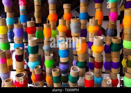 Colorato rocchetti di filato in carta fabbrica ombrello di Chiang Mai Foto Stock