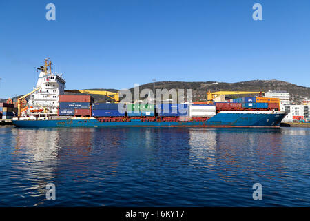General cargo e la nave portacontainer Rita pronto alla partenza dal terminale Dokken (Dokkeskjaerskaien), nel porto di Bergen, Norvegia. Foto Stock