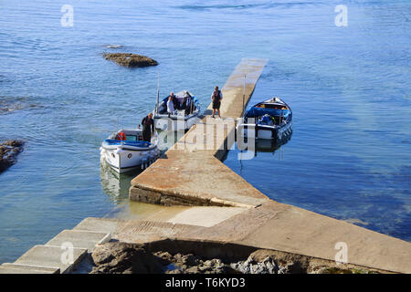 I traghetti in attesa sulla terraferma per trasportare il visitatore attraverso al St. Michael's Mount, Cornwall, Regno Unito - Giovanni Gollop Foto Stock