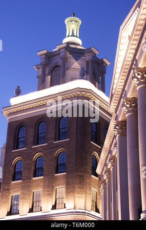 Appartamenti moderni e lussuosi, spalliere progettato nel nuovo stile classico. La torre del nuovo Royal Pavilion di regina madre Square, Poundbury, Dorset, Regno Unito. Foto Stock