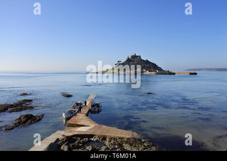 I traghetti in attesa sulla terraferma per trasportare il visitatore attraverso al St. Michael's Mount, Cornwall, Regno Unito - Giovanni Gollop Foto Stock