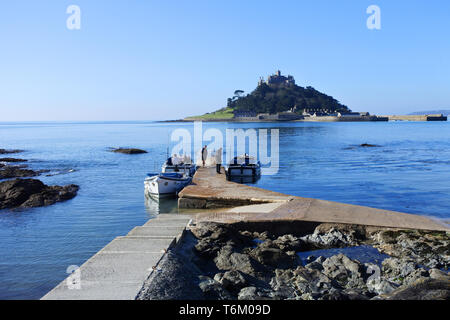 I traghetti in attesa sulla terraferma per trasportare il visitatore attraverso al St. Michael's Mount, Cornwall, Regno Unito - Giovanni Gollop Foto Stock