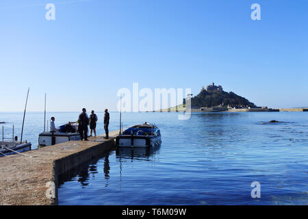 I traghetti in attesa sulla terraferma per trasportare il visitatore attraverso al St. Michael's Mount, Cornwall, Regno Unito - Giovanni Gollop Foto Stock