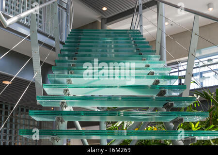 Scala di vetro in un moderno edificio per uffici Foto Stock