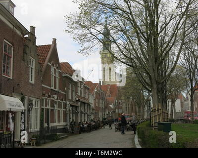 Vista lungo una delle principali strade della pittoresca città di Veere, una popolare destinazione turistica in Zeeland Foto Stock