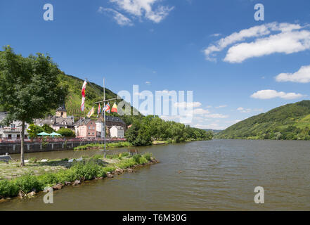 Villaggio Alf lungo il fiume Mosella in Germania Foto Stock