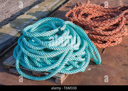 Due funi in nylon a una nave nel porto Foto Stock