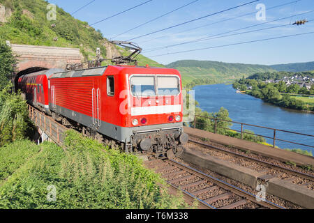 Treno in partenza un tunnel lungo il fiume Mosella in Germania Foto Stock