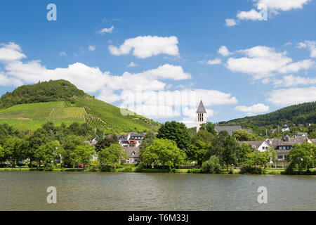 Piccola città Bullay lungo il fiume Mosella in Germania Foto Stock