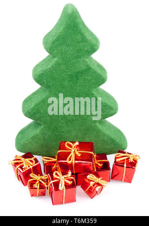 Albero di natale con doni, isolato su bianco Foto Stock