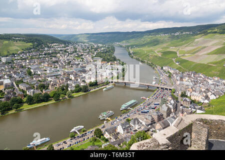Vista aerea di BernaKastel-Kues presso il fiume Mosella in Germania Foto Stock