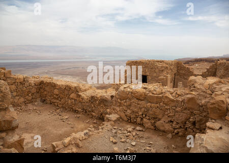 Bella vista di una antica fortezza sulla cima di una montagna durante una torbida e giornata di sole. Prese a Masada National Park, Israele. Foto Stock