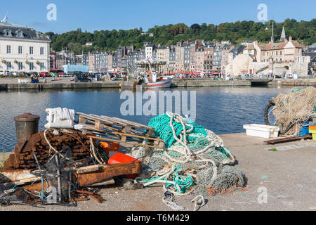 Reti e attrezzature per la pesca nel porto di Honfleur, Francia Foto Stock