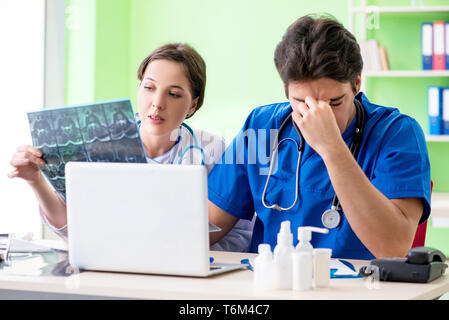 Donna e uomo ginecologi discutere caso medico presso la clini Foto Stock