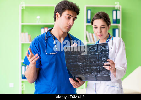 Donna e uomo ginecologi discutere caso medico presso la clini Foto Stock