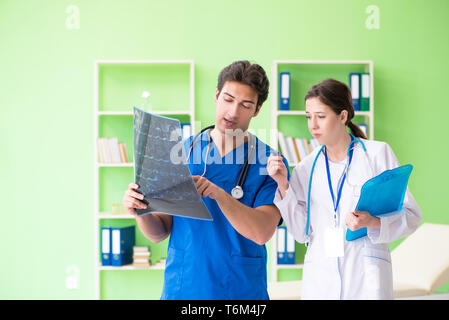 Donna e uomo ginecologi discutere caso medico presso la clini Foto Stock