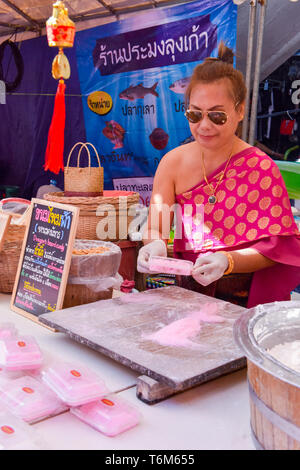 Donna vendita cinesi tradizionali dolci Dragon barba caramelle durante il Nuovo Anno Cinese in Chiang Mai Thailandia Foto Stock