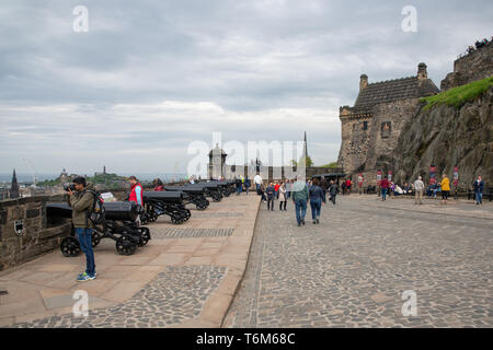 Cortile del Castello di Edimburgo con i visitatori e cannoni medioevali Foto Stock