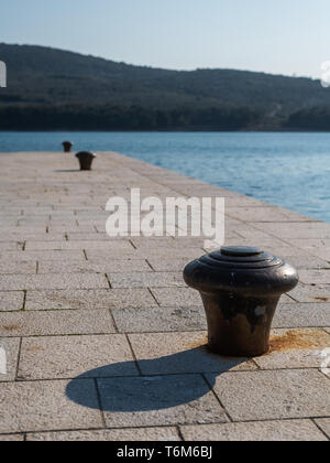 Rusty bollard nel porto di Cherso (Croazia) Foto Stock