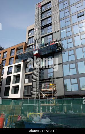 Aprile 2019 - Montante scalatore al lavoro sulla vista in elevazione esterna di un nuovo ufficio a Finzals raggiungere lo sviluppo in Bristol. Foto Stock