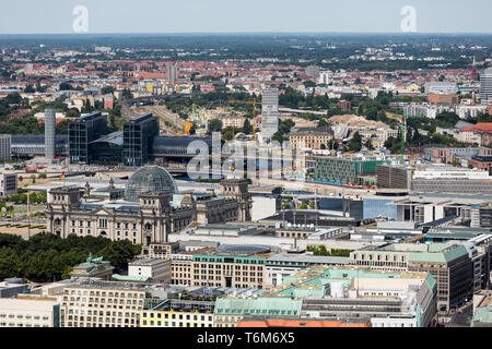 Vista aerea di Berlino con il palazzo del Reichstag e Hauptbanhof Foto Stock