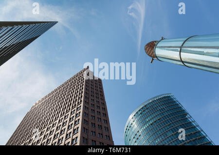 Verso l'alto vista dei grattacieli moderni vicino a Potsdamer Platz di Berlino Foto Stock