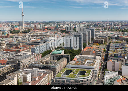 Vista aerea di Berlino con la torre della televisione o Fernsehturm Foto Stock