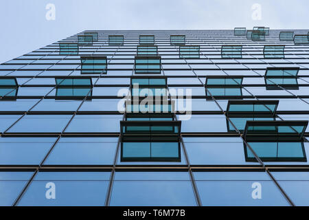 La facciata in vetro con windows di un moderno edificio per uffici Foto Stock