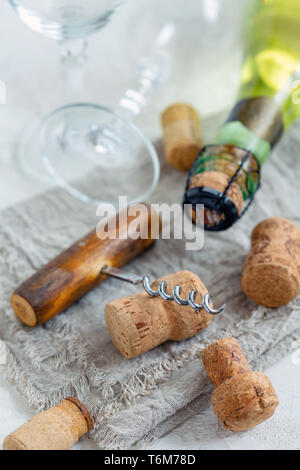 Vecchio cavatappi, bicchieri da vino e tappi in sughero. Foto Stock