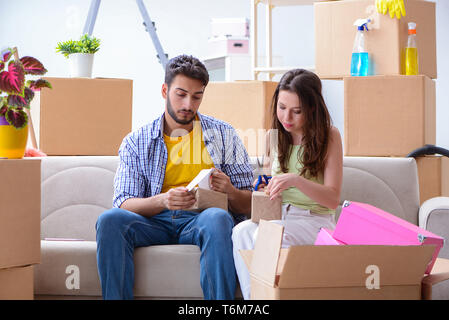 La famiglia la preparazione per il natale dopo il trasferimento Foto Stock