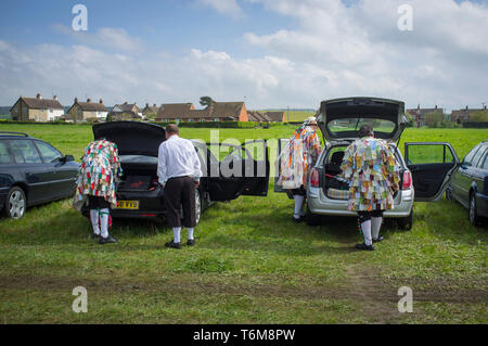 Morris ballerini pronti per la loro auto prima della South Stoke Fiera di Maggio in Oxfordshire. Foto Stock