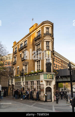 LONDON, Regno Unito - 1 Aprile 2019: il frate nero pub nel centro di Londra Foto Stock