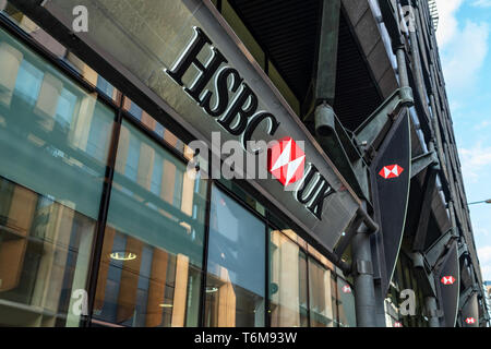 LONDON, Regno Unito - 1 Aprile 2019: HSBC Bank UK Shopfront, segno della società nel centro di Londra Foto Stock