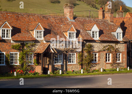 In mattoni e pietra focaia cottages di Turville, Buckinghamshire. Foto Stock