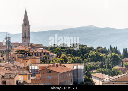 Perugia in Umbria, Italia cityscape con la vecchia storica etrusca medioevale chiesa di San Pietro torre campanaria croce e i tetti della città villaggio in estate Foto Stock