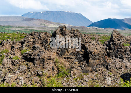 Vista panoramica della montagna islandese a Krafla vicino al lago Myvatn durante le giornate nuvolose e molti archi rocce Dimmuborgir Foto Stock