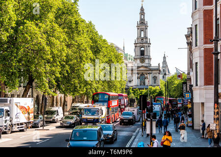 London, Regno Unito - 22 Giugno 2018: elevato angolo di visione della strada nel centro del quartiere del centro città con architettura antica Santa Maria Le Strand chiesa in estate Foto Stock