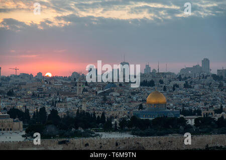 Bella vista aerea della città vecchia e la Cupola della Roccia durante un drammatico tramonto colorato. Presa di Gerusalemme, capitale dello Stato di Israele. Foto Stock