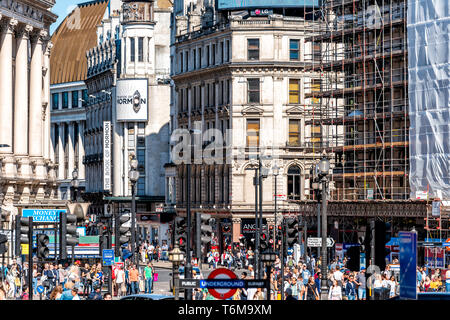 London, Regno Unito - 22 Giugno 2018: Piccadilly Circus occupato giorno d'estate e piazza Conventry street con metropolitana metropolitana e molte persone si affollano con cons Foto Stock