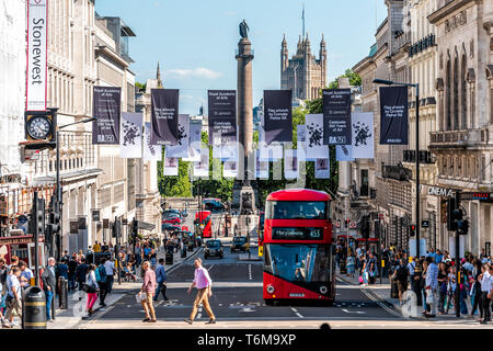 London, Regno Unito - 22 Giugno 2018: Elevato angolo vista su Regent Piccadilly street numerose bandiere banner, il principe Federico, il Duca di York monument mall Foto Stock