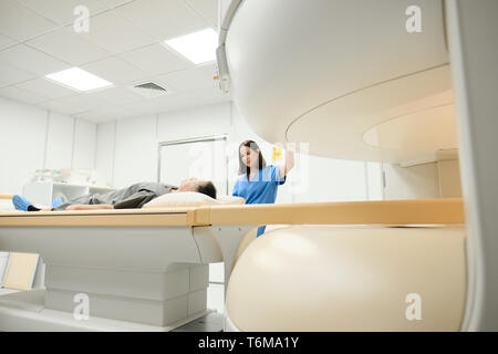 Esame medico con MRI Magnetic Resonance Imaging macchina in clinica Foto Stock