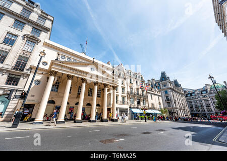 London, Regno Unito - 24 Giugno 2018: ampio angolo di strada in Inghilterra con la costruzione ed il segno per il Theatre Royal Haymarket Foto Stock