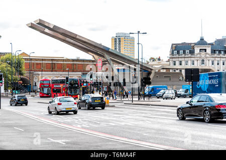 London, Regno Unito - 14 Settembre 2018: Vauxhall quartiere con la moderna architettura della stazione e la fermata degli autobus con il traffico e auto sulla strada Foto Stock