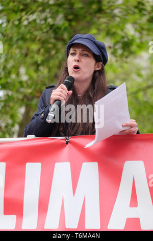 Partito dei Verdi vice leader, Amelia indirizzi Womack rally come MPs approvare una proposta di dichiarare formalmente una emergenza climatica Foto Stock