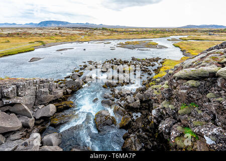 Thingvellir National Park in Islanda Golden Circle e una piccola cascata paesaggio qui di seguito chiamato drekkingarhylur Foto Stock
