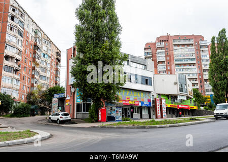 Rivne, Ucraina - Luglio 23, 2018: Rovno architettura sovietica città nella parte occidentale del paese con edifici vecchi magazzini e negozi locali con le auto in strada Foto Stock