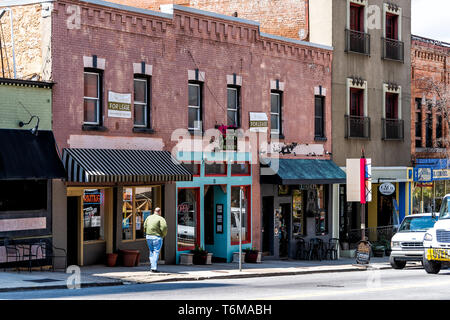 Asheville, Stati Uniti d'America - 19 Aprile 2018: Downtown old town street in North Carolina NC città famosa città in montagna con magazzini, negozi Foto Stock