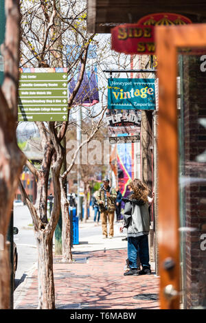 Asheville, Stati Uniti d'America - 19 Aprile 2018: Downtown old town street in North Carolina NC città con segno per vintage emporium, negozi Foto Stock