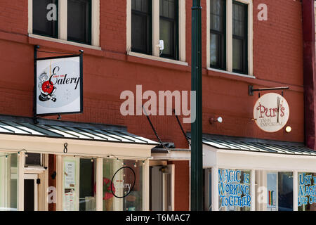 Asheville, Stati Uniti d'America - 19 Aprile 2018: Downtown old town street in North Carolina NC famosa città di città con ristorante store shop closeup di segni o esterna Foto Stock