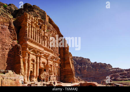 Il Palazzo tomba (Tomba Reale) è molto impressionante. Simile al palazzo romano architettura. Petra, Giordania. Foto Stock